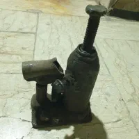 جک روغنی قدیمی نیاز به تعمیر دارد .