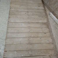 تخت خواب چوبی و دو تا تخته بنایی ۴ در ۶۵ سانتی