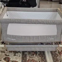 تخت کنار مادر