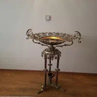 ظرف میوه برنزی کنار سالنی