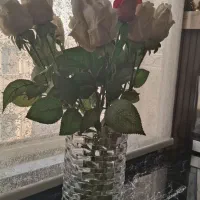 گلدان شیشه ای شیک با گل های رز