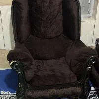 مبل تمیز سالم قهوه ای .