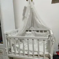 تخت کودک کنار مادر
