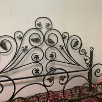 تخت دونفره فرفوژه همراه اینه و پاتختی