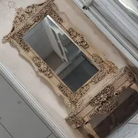میز و آینه قدی