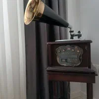گرامافون با میز
