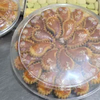 فروشنده خانم قنادی