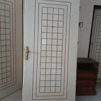 در وردی آپارتمان و ۲ عدد میز.   باشه نصفش رو بده
