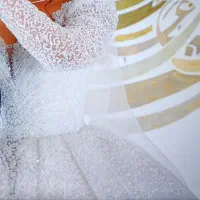لباس عروس زیبا طرح گل دست دوز شاین همراه تور شنل