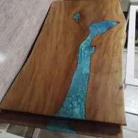 میز سه عدد صندلی چهار تا