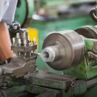 استخدام تراشکار ماهر در کارگاه صنعتی