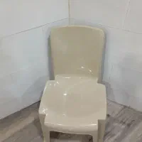صندلی پلاستیکی و یک میز عسلی