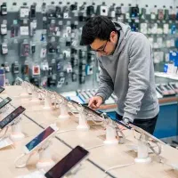 به فروشنده اقا در فروشگاه موبایل نیازمندیم