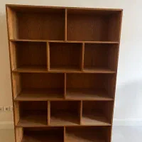 تخت یکنفره و کتابخانه