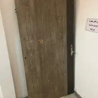 ۲عدد درب چوبی سالم با مشتری واقعی کنار میام