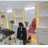 ویترین و دکور سالن و صندلی ها همه سالم درحد