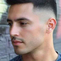 کوتاه کردن موی سر مردانه پیرایش جوان خیابان رحمت