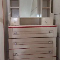 کمد و دراور نوجوان
