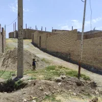 فروش یک قطعه زمین چهار دیواری شده