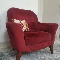 مبل تکی راحتی و میز وسط
