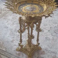 جا میوه ای برنجی کنار سالنی