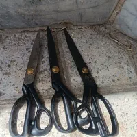 تعدادی لوازم خیاطی اتو گیره قیچی دستگاه دکمه پرسی