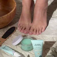 خدمات حرفه ای پدیکور و مانیکور و جوانسازی