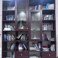 میز‌ و کتابخانه