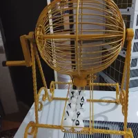 یک عدد گردونه قرعه کشی  رنگ تلایی