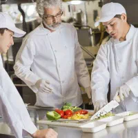 استخدام نیروی آقا شیفت شب