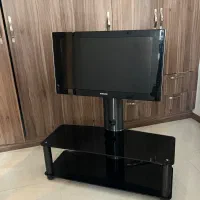 تلوزیون سامسونگ دست دوم نزدیک به نو با پایه‌