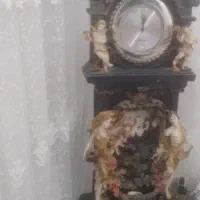 مجسمه ساعت ایستاده