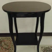 میز کنار سالن چوبی