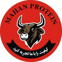 همکار وارد به خردکردن مرغ و ماهی تمیز با چاقو