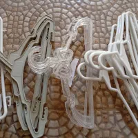 تعدادی گیره لباس(چوبکار)،پایه رگال و تیله ای