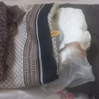 تعدادی شال هرکدام به قیمت ۱۰۰ تومن به فروش میرسد