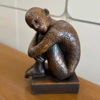 مجسمه تندیس ماکت پسرک کادو‌هدیه دکور کتابخونه دفتر