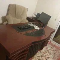 میز اداری  رنگ زرشکی  در حد نو