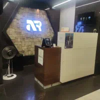 منشی رسپشن باشگاه