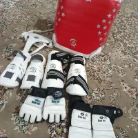 لباس تکواندو سایز۸ساله به همراه وسایل مبارزه