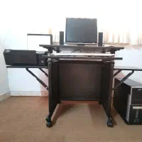 سیستم قدیمی و میز کامپیوتر