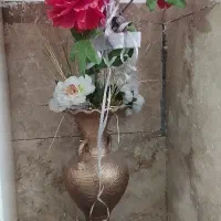 گلدان و گل مصنوعی