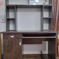 میز تحریر و کامپیوتر