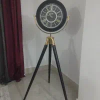 ساعت ایستاده سه پایه