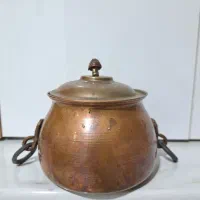 مجموعه ای از ظروف مسی به صورت یکجا