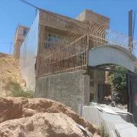 نرده روی دیوار