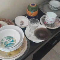 تعدادی ظرف و سینی و ...