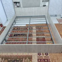 تخت دونفره سالم ودرحدبه همراه پایه فلزی