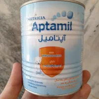 تعدادی قوطی شیر خشک