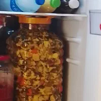 یک دبه بزرگ ترشی مخلوط پلمپ شده
